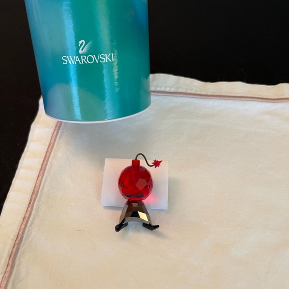 NWT - Swarovski “Pressure” Crystal Figurine. $50. - Picture 3 of 4